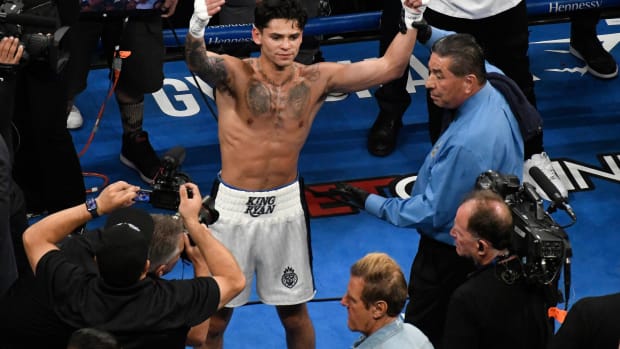 Ryan García celebra triunfo rodeado de cámaras